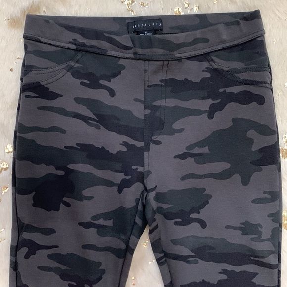 NWOT Sanctuary Camo Jeggings Back Pockets Sculpted Booty Medium 💗 - Picture 2 of 6